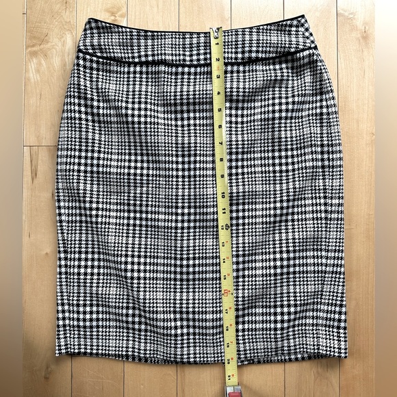 Banana Republic Houndstooth Skirt in size 0 - Picture 9 of 9